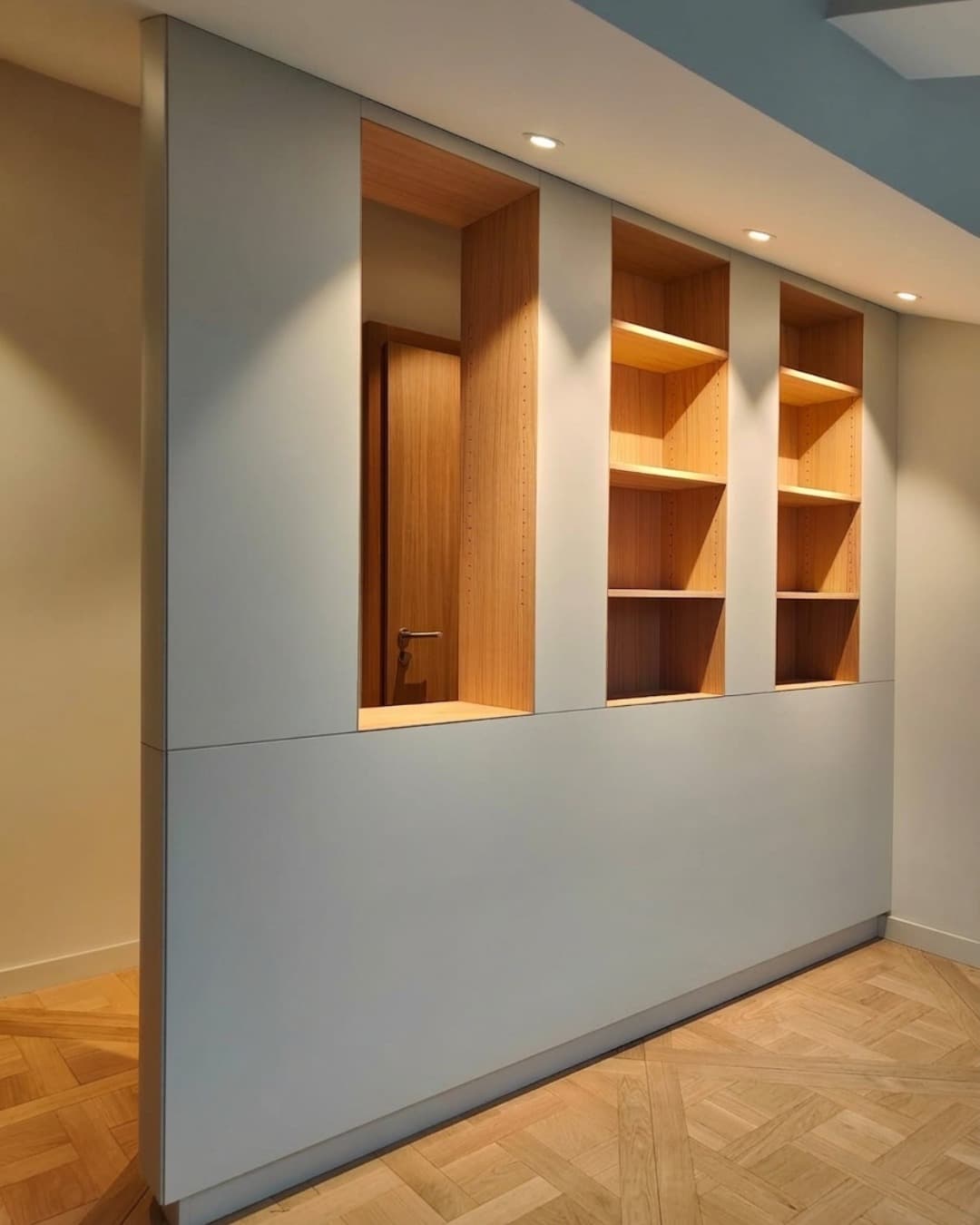 Bibliothèque encastrée avec niches et éclairage LED