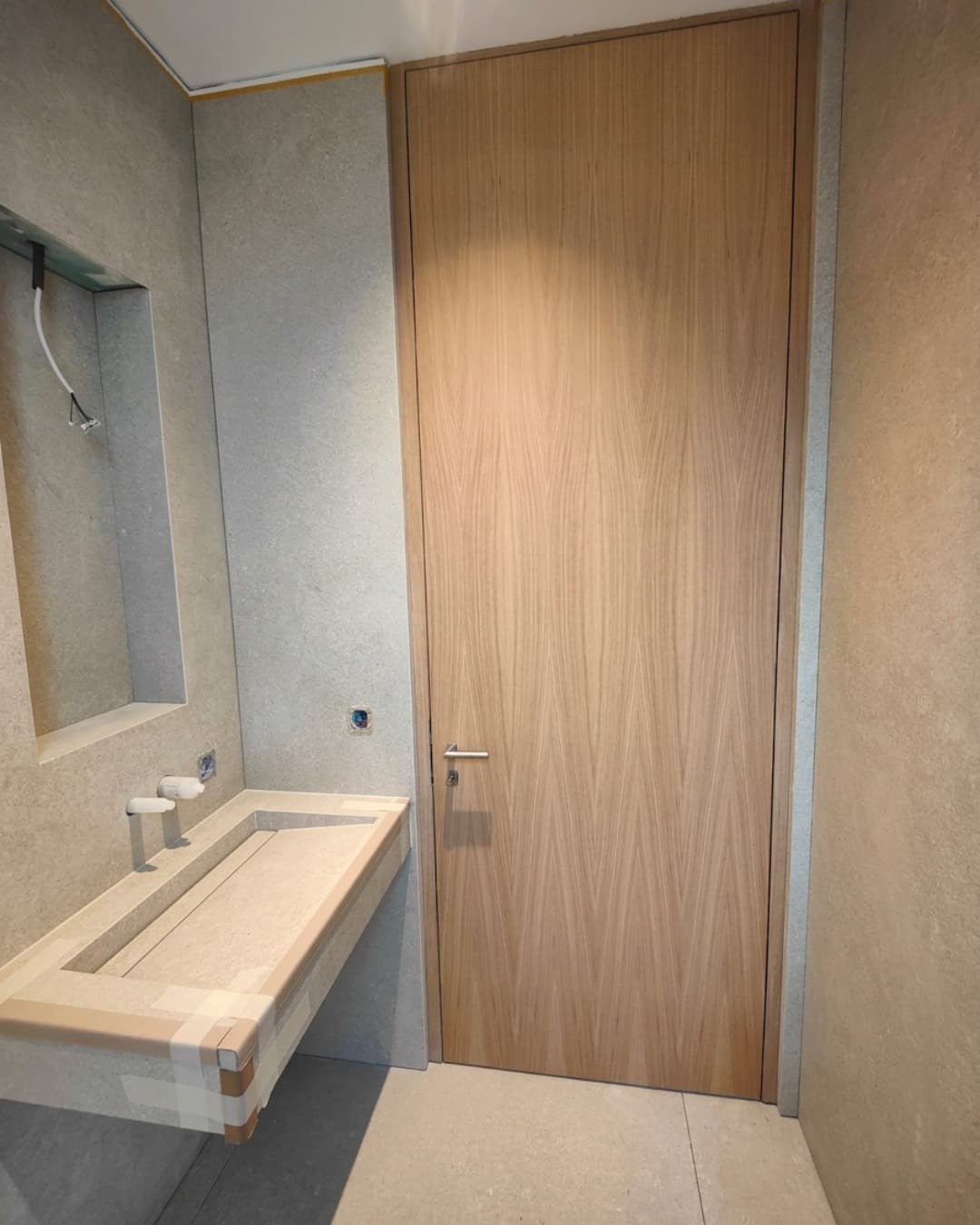 Porte intérieure en bois sur mesure dans une salle de bain
