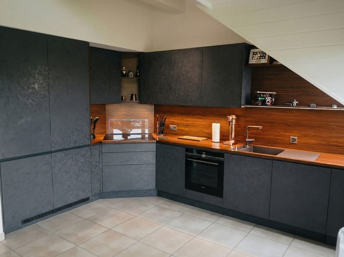 Cuisine sur mesure — façades anthracite mat et crédence noyer massif