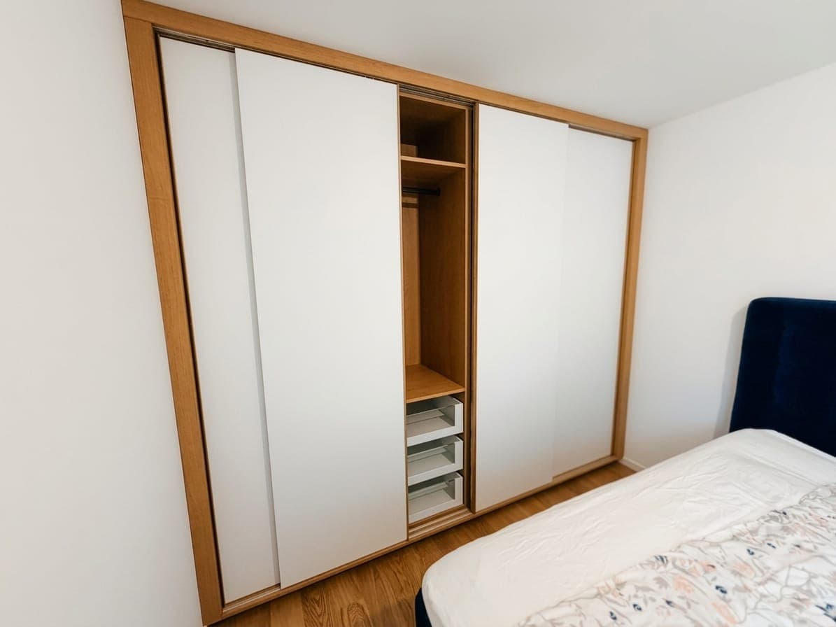 Armoire de chambre sur mesure — encadrement chêne et portes coulissantes laquées blanches