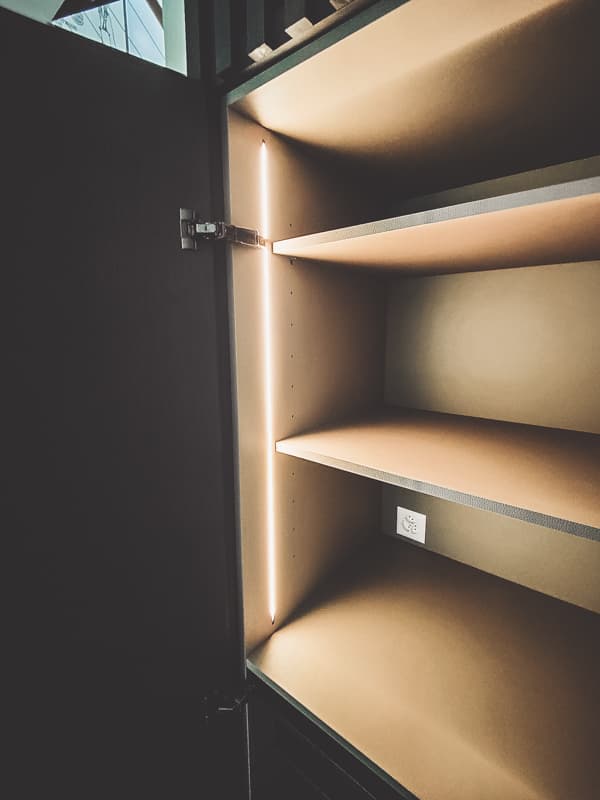 Price of a tailor-made wardrobe in Switzerland: How much does the dream of perfect storage cost with our expertise?