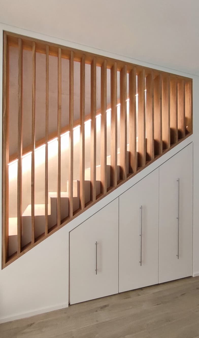 Claustra, aménagement sous-escalier et main courante éclairée