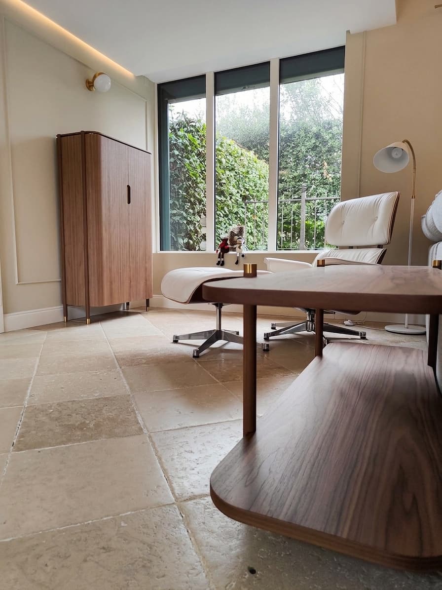 Ensemble de mobilier et boiseries en Noyer américain