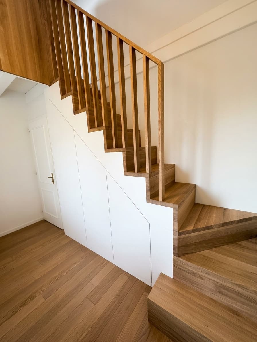 Escalier et agencement en chêne