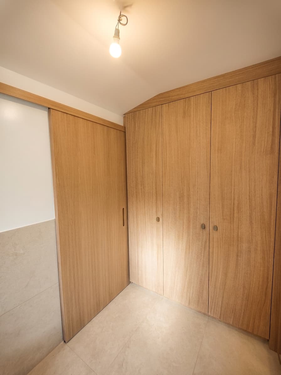 Porte coulissante et dressing chêne