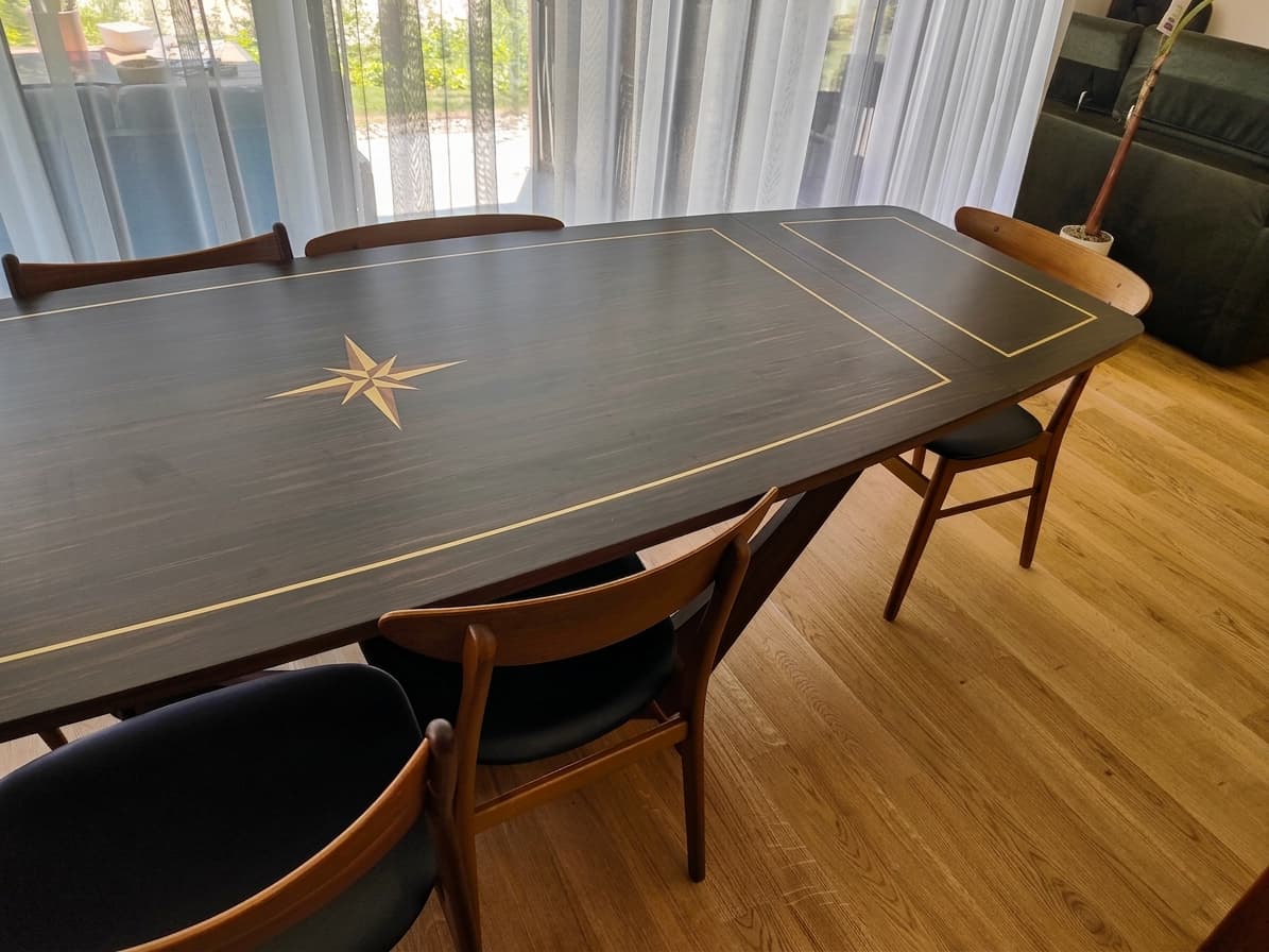 Table plaqué Ebène, marqueterie et inserts laiton massif